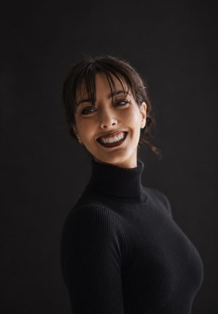 Portrait de Manon Jean, directrice artistique de l'agence de communication Sungrafs dans le Var.